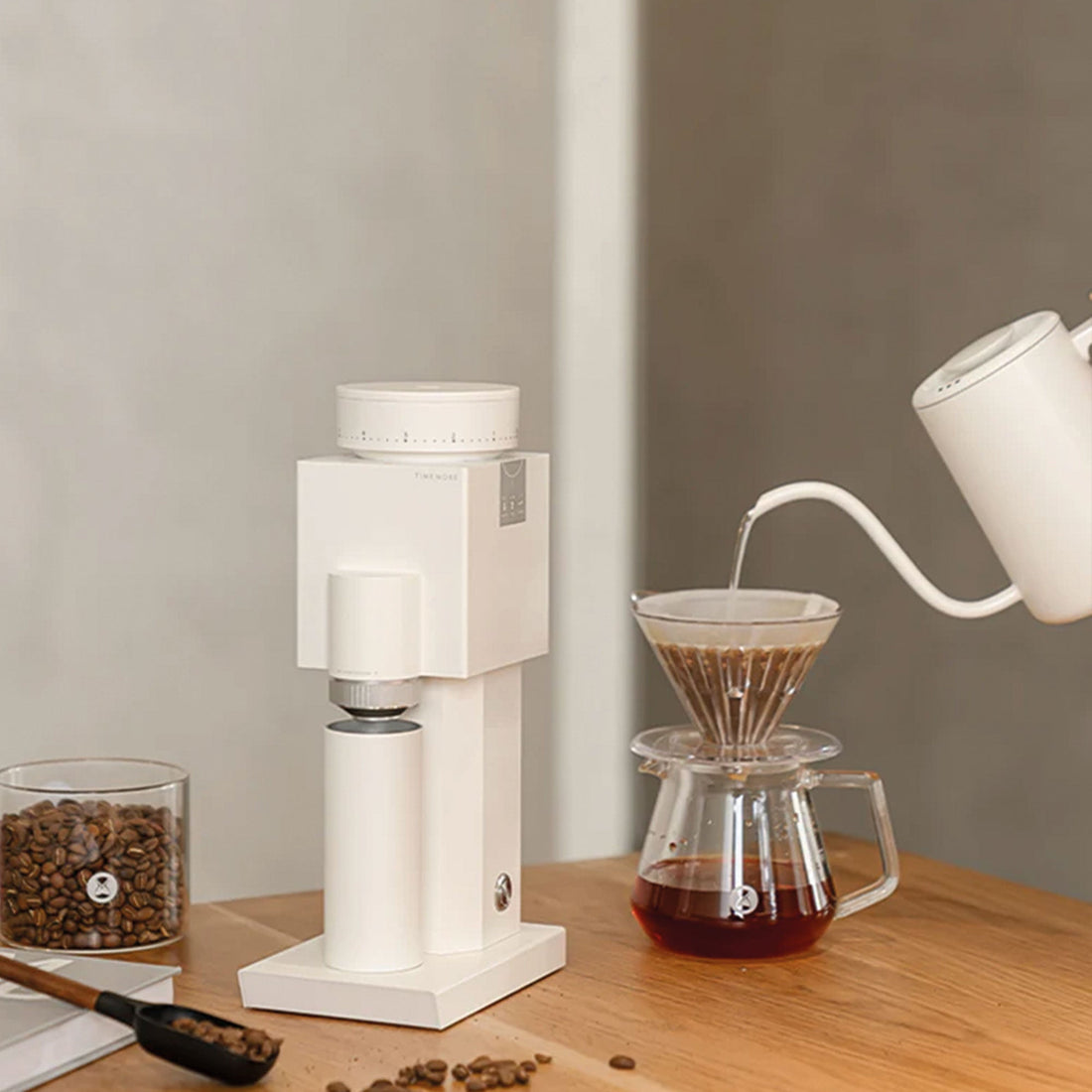 Timemore Bricks 01S in use — espresso fines dosing into portafilter via magnetic catch-cup